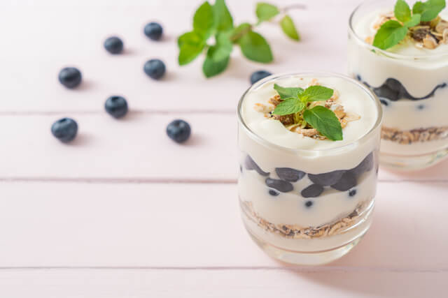 640 fresh blueberries and yogurt with granola